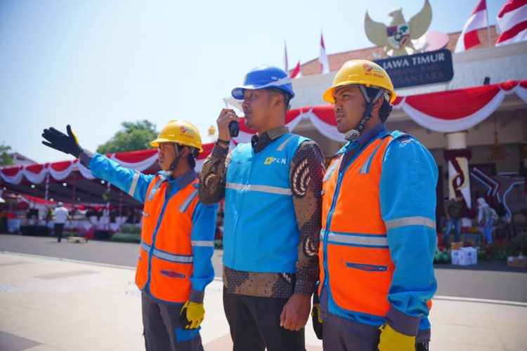 Petugas PLN melakukan pengecekan langsung sekaligus berkoordinasi melalui radio komunikasi di area Gedung Negara Grahadi, Surabaya. Dok (ist)