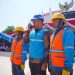 Petugas PLN melakukan pengecekan langsung sekaligus berkoordinasi melalui radio komunikasi di area Gedung Negara Grahadi, Surabaya. Dok (ist)