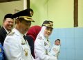 Bupati Serang Ratu Rachmatuzakiyah di dampingi Wabup Najib Hamas jenguk warga Kramatwatu yang baru melahirkan tepat di HUT RI ke 81. Dok. (Ist)