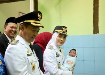 Bupati Serang Ratu Rachmatuzakiyah di dampingi Wabup Najib Hamas jenguk warga Kramatwatu yang baru melahirkan tepat di HUT RI ke 81. Dok. (Ist)