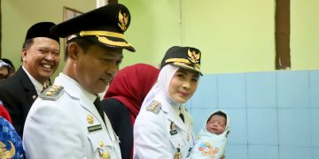 Bupati Serang Ratu Rachmatuzakiyah di dampingi Wabup Najib Hamas jenguk warga Kramatwatu yang baru melahirkan tepat di HUT RI ke 81. Dok. (Ist)