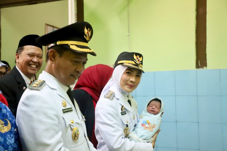 Bupati Serang Ratu Rachmatuzakiyah di dampingi Wabup Najib Hamas jenguk warga Kramatwatu yang baru melahirkan tepat di HUT RI ke 81. Dok. (Ist)