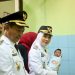 Bupati Serang Ratu Rachmatuzakiyah di dampingi Wabup Najib Hamas jenguk warga Kramatwatu yang baru melahirkan tepat di HUT RI ke 81. Dok. (Ist)