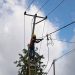 Petugas PLN tengah melakukan perbaikan jaringan tegangan rendah (JTR) yang terdampak gempa bumi di Desa Welamosa, Kecamatan Wewaria, Kabupaten Ende, Nusa Tenggara Timur (NTT). Dok. (Ist)