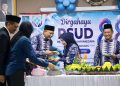 Bupati Ratu Rachmatuzakiyah saat memotong tumpeng di acara HUT RSDP ke 88. Dok. (Ist)