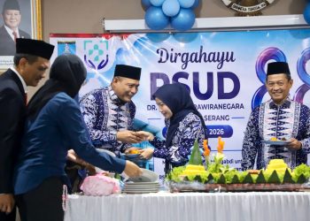 Bupati Ratu Rachmatuzakiyah saat memotong tumpeng di acara HUT RSDP ke 88. Dok. (Ist)