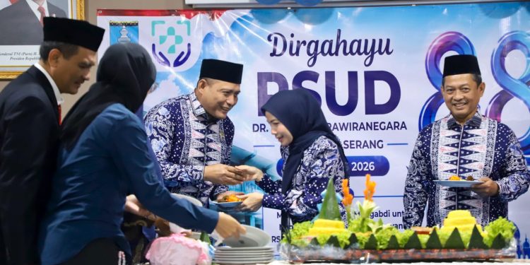 Bupati Ratu Rachmatuzakiyah saat memotong tumpeng di acara HUT RSDP ke 88. Dok. (Ist)