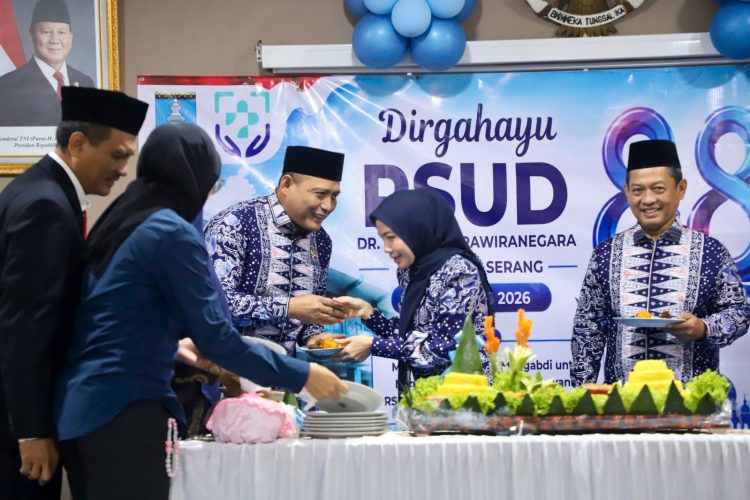 Bupati Ratu Rachmatuzakiyah saat memotong tumpeng di acara HUT RSDP ke 88. Dok. (Ist)