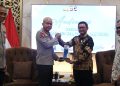 General Manager PLN UID Banten Tonny Bellamy menyerahkan cenderamata kepada Kapolda Banten Irjen Pol. Hengki, S.I.K., M.H. dalam kegiatan audiensi dan silaturahmi di Mapolda Banten, Rabu (19/8). Dok. (Ist)