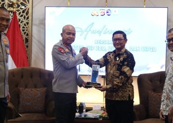 General Manager PLN UID Banten Tonny Bellamy menyerahkan cenderamata kepada Kapolda Banten Irjen Pol. Hengki, S.I.K., M.H. dalam kegiatan audiensi dan silaturahmi di Mapolda Banten, Rabu (19/8). Dok. (Ist)
