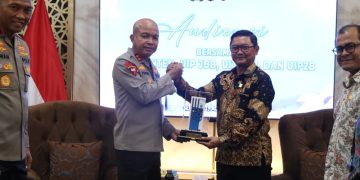 General Manager PLN UID Banten Tonny Bellamy menyerahkan cenderamata kepada Kapolda Banten Irjen Pol. Hengki, S.I.K., M.H. dalam kegiatan audiensi dan silaturahmi di Mapolda Banten, Rabu (19/8). Dok. (Ist)