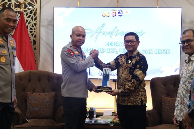 General Manager PLN UID Banten Tonny Bellamy menyerahkan cenderamata kepada Kapolda Banten Irjen Pol. Hengki, S.I.K., M.H. dalam kegiatan audiensi dan silaturahmi di Mapolda Banten, Rabu (19/8). Dok. (Ist)