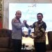 General Manager PLN UID Banten Tonny Bellamy menyerahkan cenderamata kepada Kapolda Banten Irjen Pol. Hengki, S.I.K., M.H. dalam kegiatan audiensi dan silaturahmi di Mapolda Banten, Rabu (19/8). Dok. (Ist)