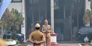 Inspektorat Kabupaten Serang Sugi Hardono saat menjadi Pembina Apel Gabungan Aparatur Sipil Negara (ASN) di Halaman Pendopo Bupati Serang. Dok. (Ist)