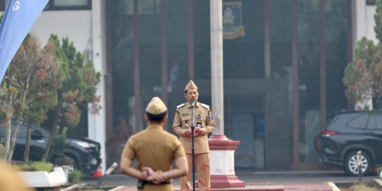 Inspektorat Kabupaten Serang Sugi Hardono saat menjadi Pembina Apel Gabungan Aparatur Sipil Negara (ASN) di Halaman Pendopo Bupati Serang. Dok. (Ist)