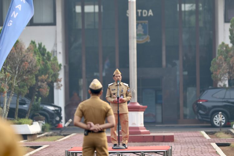 Inspektorat Kabupaten Serang Sugi Hardono saat menjadi Pembina Apel Gabungan Aparatur Sipil Negara (ASN) di Halaman Pendopo Bupati Serang. Dok. (Ist)
