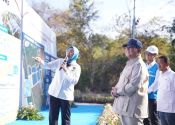 Presiden Republik Indonesia, Prabowo Subianto didampingi Menteri ESDM, Bahlil Lahadalia (kanan), dan Direktur Utama PLN, Darmawan Prasodjo (kedua dari kanan) saat mendengarkan pemaparan walking gallery oleh Direktur Jenderal Energi Baru. Dok. (Ist)