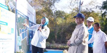 Presiden Republik Indonesia, Prabowo Subianto didampingi Menteri ESDM, Bahlil Lahadalia (kanan), dan Direktur Utama PLN, Darmawan Prasodjo (kedua dari kanan) saat mendengarkan pemaparan walking gallery oleh Direktur Jenderal Energi Baru. Dok. (Ist)