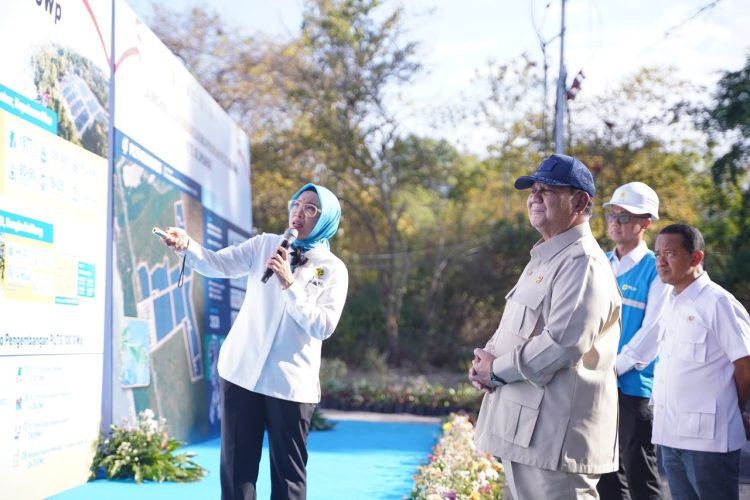 Presiden Republik Indonesia, Prabowo Subianto didampingi Menteri ESDM, Bahlil Lahadalia (kanan), dan Direktur Utama PLN, Darmawan Prasodjo (kedua dari kanan) saat mendengarkan pemaparan walking gallery oleh Direktur Jenderal Energi Baru. Dok. (Ist)