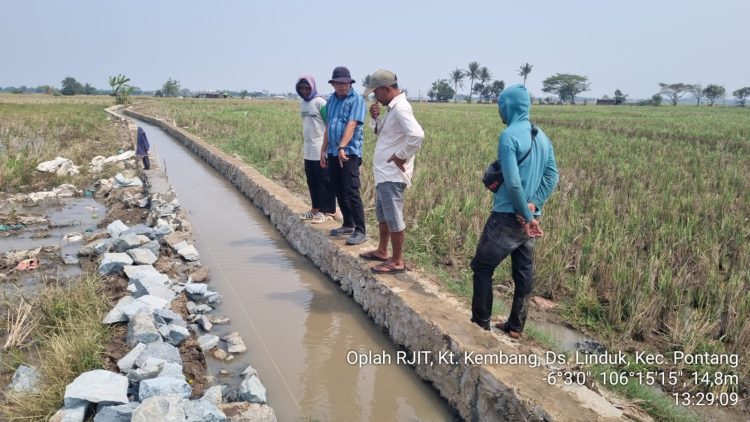 Kepala Bidang Prasarana Pertanian monitoring rehabilitasi jaringan irigasi tersier di wilayah kecamatan pontang. Dok. (Ist)