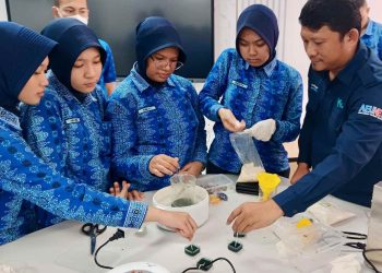 Siswi SMA Taruna Nusantara Magelang secara antusias mengikuti pelatihan pembuatan lilin aromaterapi dari maggot. Dok (Ist)