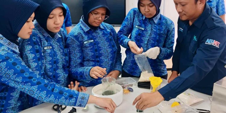 Siswi SMA Taruna Nusantara Magelang secara antusias mengikuti pelatihan pembuatan lilin aromaterapi dari maggot. Dok (Ist)