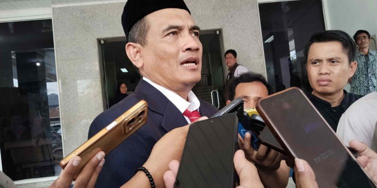 Direktur RSUD dr. Drajat Prawiranegara (RSDP) Serang dr. Rachmat Setiadi, saat di wawancarai wartawan usai acara peringatan HUT ke 88 RSDP Serang. Dok. (Nurlan)