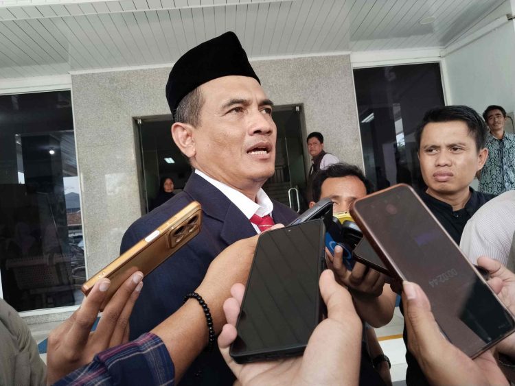 Direktur RSUD dr. Drajat Prawiranegara (RSDP) Serang dr. Rachmat Setiadi, saat di wawancarai wartawan usai acara peringatan HUT ke 88 RSDP Serang. Dok. (Nurlan)