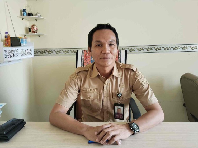 Kabid Koperasi pada Dinas Koperasi, UMKM, Perindustrian dan Perdagangan (Diskoumperindag) Kabupaten Serang, Muhammad Rifqi saat ditemui diruang kerjanya. Dok (Nurlan)