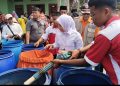 Bupati Serang Ratu Rachmatuzakiyah saat meninjau penyaluran air bersih di Desa Ragas Kec. Carenang. Dok. (Nurlan)