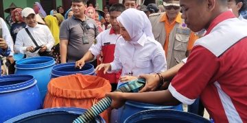 Bupati Serang Ratu Rachmatuzakiyah saat meninjau penyaluran air bersih di Desa Ragas Kec. Carenang. Dok. (Nurlan)