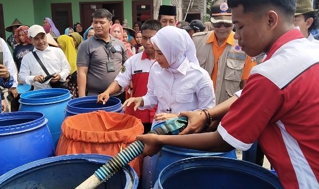 Bupati Serang Ratu Rachmatuzakiyah saat meninjau penyaluran air bersih di Desa Ragas Kec. Carenang. Dok. (Nurlan)