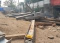 Material kerangka jembatan yang ambruk akibat tanah bergeser. Dok. (Nurlan)