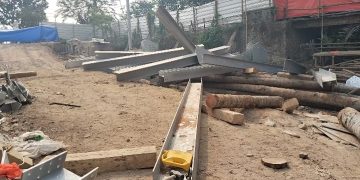 Material kerangka jembatan yang ambruk akibat tanah bergeser. Dok. (Nurlan)