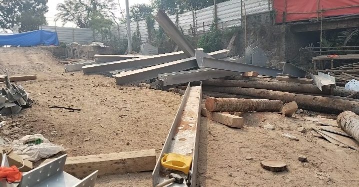 Material kerangka jembatan yang ambruk akibat tanah bergeser. Dok. (Nurlan)