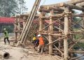 Para pekerja proyek sedang membuat perancah jembatan. Dok. (Nurlan)