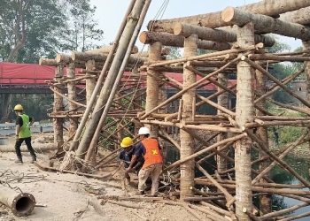 Para pekerja proyek sedang membuat perancah jembatan. Dok. (Nurlan)