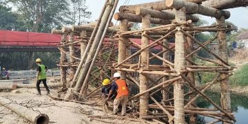 Para pekerja proyek sedang membuat perancah jembatan. Dok. (Nurlan)