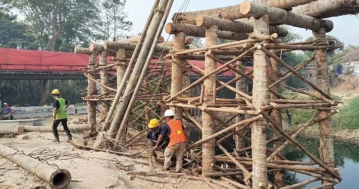 Para pekerja proyek sedang membuat perancah jembatan. Dok. (Nurlan)