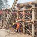 Para pekerja proyek sedang membuat perancah jembatan. Dok. (Nurlan)