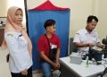 PLT Sekdis Disdukcapil Kabupaten Serang, Sukristyorini saat mengecek layanan pencetakan KTP. Dok (Nurlan)