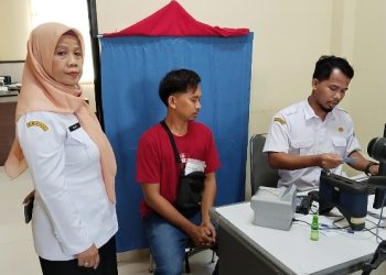 PLT Sekdis Disdukcapil Kabupaten Serang, Sukristyorini saat mengecek layanan pencetakan KTP. Dok (Nurlan)