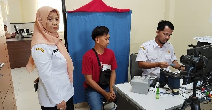 PLT Sekdis Disdukcapil Kabupaten Serang, Sukristyorini saat mengecek layanan pencetakan KTP. Dok (Nurlan)