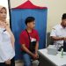 PLT Sekdis Disdukcapil Kabupaten Serang, Sukristyorini saat mengecek layanan pencetakan KTP. Dok (Nurlan)