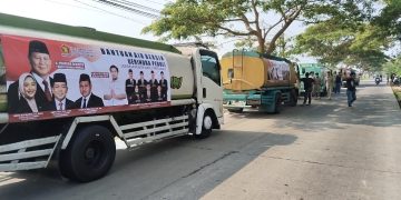 Pengurus partai gerindra dan PD Tidar salurkan air bersih di wilayah kabupaten serang. Dok (Nurlan)