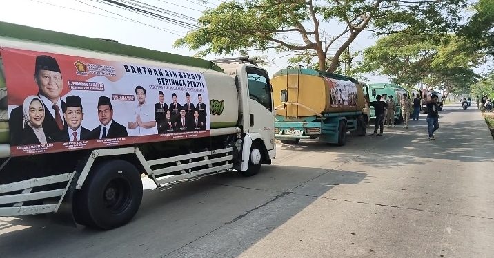 Pengurus partai gerindra dan PD Tidar salurkan air bersih di wilayah kabupaten serang. Dok (Nurlan)