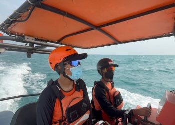 Tim Basarnas Banten saat melakukan pencarian terhadap 5 wartawan dan awak kapal speedboat yang hilang kontak. Dok. (Ist)