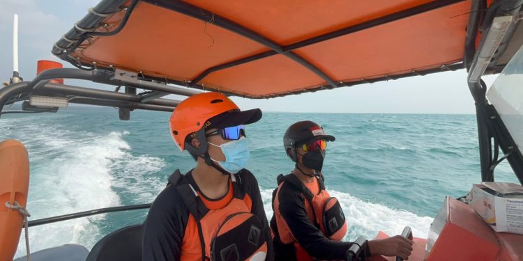 Tim Basarnas Banten saat melakukan pencarian terhadap 5 wartawan dan awak kapal speedboat yang hilang kontak. Dok. (Ist)