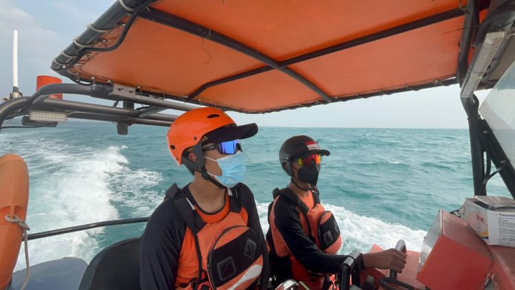 Tim Basarnas Banten saat melakukan pencarian terhadap 5 wartawan dan awak kapal speedboat yang hilang kontak. Dok. (Ist)