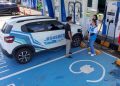Petugas PLN memberikan penjelasan kepada pelanggan terkait fitur AntreEV di PLN Mobile yang memudahkan pengguna dalam memantau antrean pengisian daya di SPKLU. dok.(ist